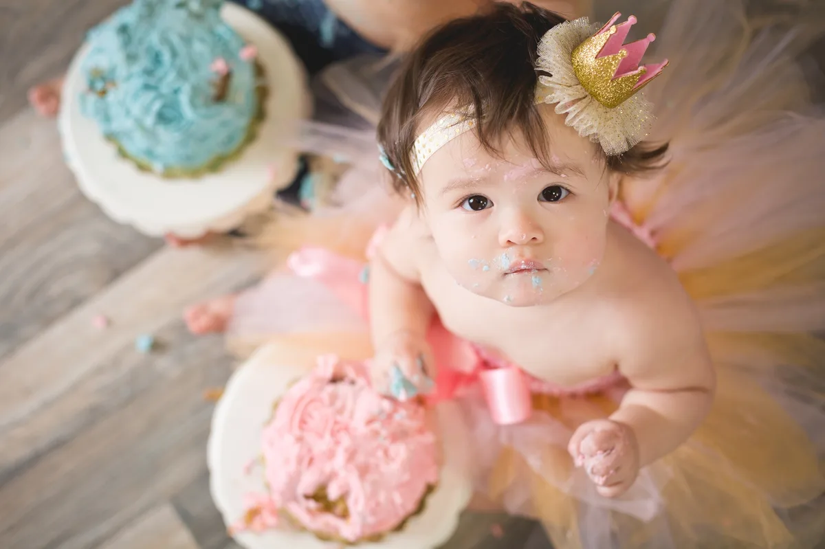 Messy cake smash moment with crown at home session